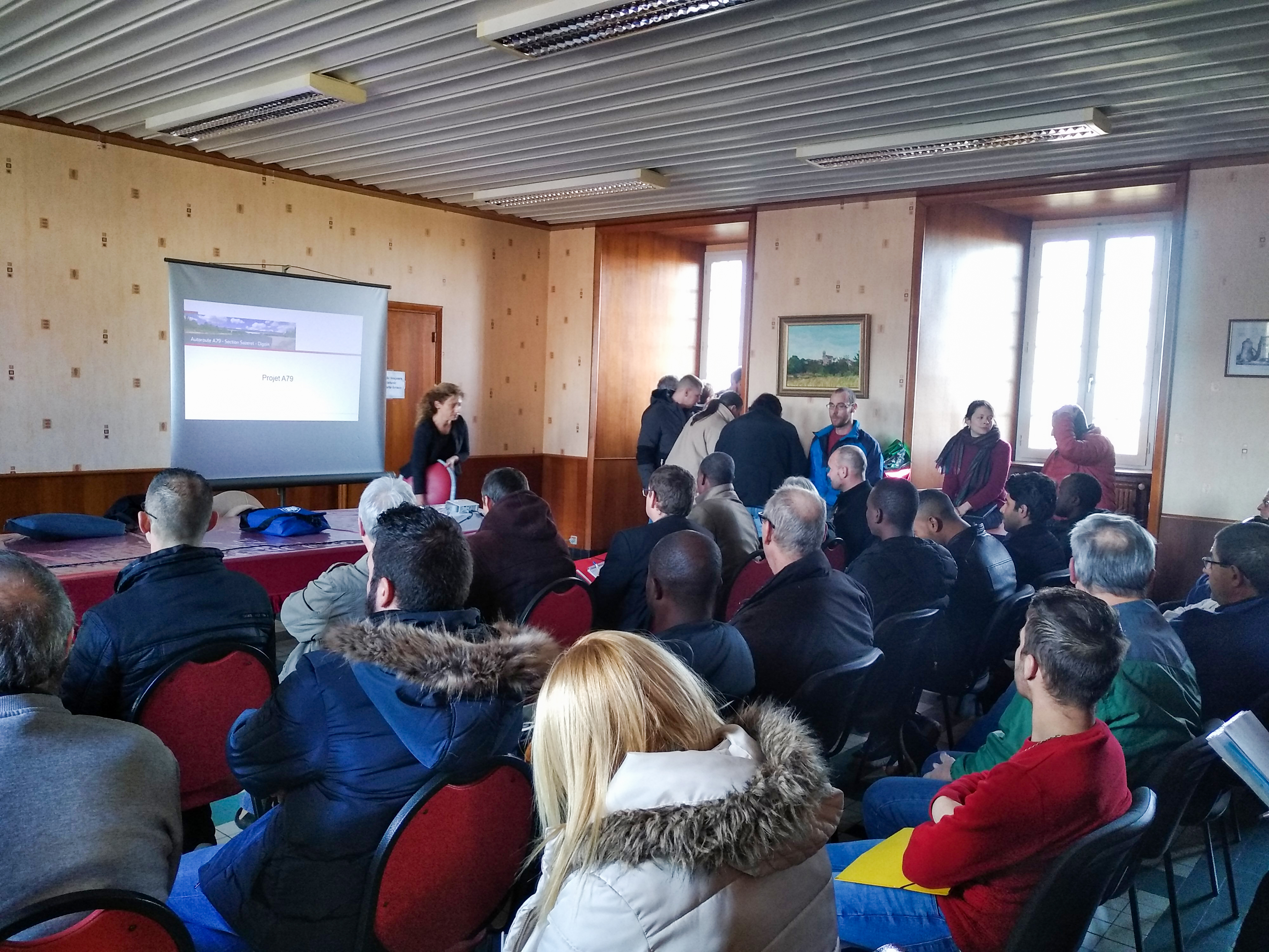 Salle comble au Montet pour la présentation des postes à pourvoir pour le chantier RCEA